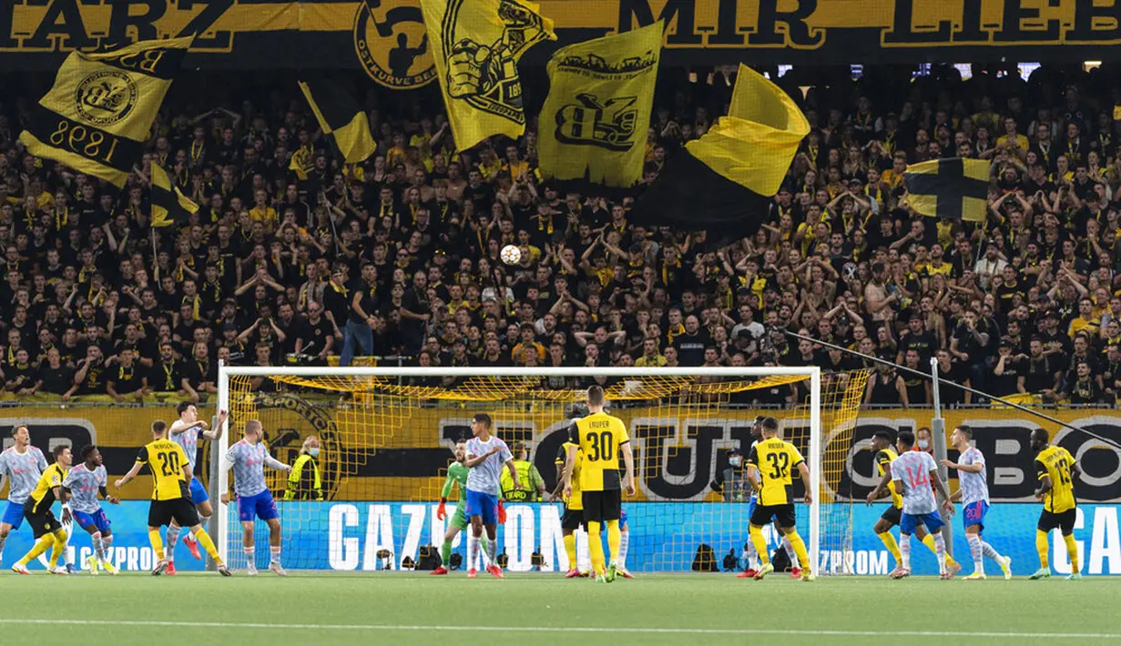 Suporter Young Boys melakukan perayaan jelang akhir pertandingan melawan Manchester United pada pertandingan Grup F Liga Champions di Stadion Wankdorf, Bern, Swiss, Selasa (14/9/2021). Young Boys menang 2-1. (Alessandro della Valle/Keystone via AP)