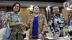 Ketua DPR Puan Maharani (tengah) didampingi Wakil Ketua DPR Sufmi Dasco Ahmad bersalaman dengan Menkeu Sri Mulyani saat rapat konsultasi di Ruang Pansus B, Kompleks Parlemen, Jakarta, Senin (16/12). Rapat membahas program Omnibus Law dan RUU Prolegnas Prioritas tahun 2020. (Liputan6.com/Johan Tallo)