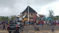 Suasana Kantor Gubernur Sulawesi Barat pasca Gempa Bumi dengan Magnitudo 6,2 mengguncang Majene pada Jumat 15 Januari 2021 pada pukul 02.24 Wita. (Liputan6.com/Abdul Rajab Umar)