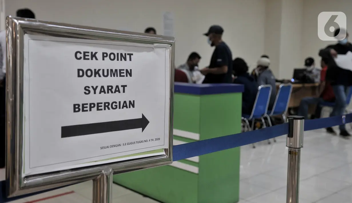 Calon penumpang menjalani pemeriksaan dokumen syarat berpergian sebelum berangkat menggunakan jasa bus antar kota antar provinsi (AKAP) di Terminal Pulo Gebang, Jakarta, Minggu (17/5/2020). (merdeka.com/Iqbal S. Nugroho)