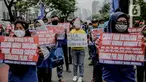 Massa yang tergabung dalam Front Perjuangan Rakyat (FPR) melakukan unjuk rasa di Jalan Gerbang Pemuda, Senayan, Jakarta, Jumat (14/8/2020). Dalam aksinya mereka menolak rencana pengesahan RUU Cipta Kerja atau omnibus law. (Liputan6.com/Faizal Fanani)