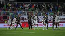Para pemain Persija Jakarta dan Malu United tampak serius untuk menerima bola Pemain Persija Jakarta, Alaeddine Ajaraie berhasil mencetak gol ke gawang Malut United pada laga pekan ke-23 BRI Super League 2025/2026 yang berlangsung di Stadion Gelora Kie Raha, Ternate, pada Selasa (24/2/2026) malam. (Dok. Malut United)