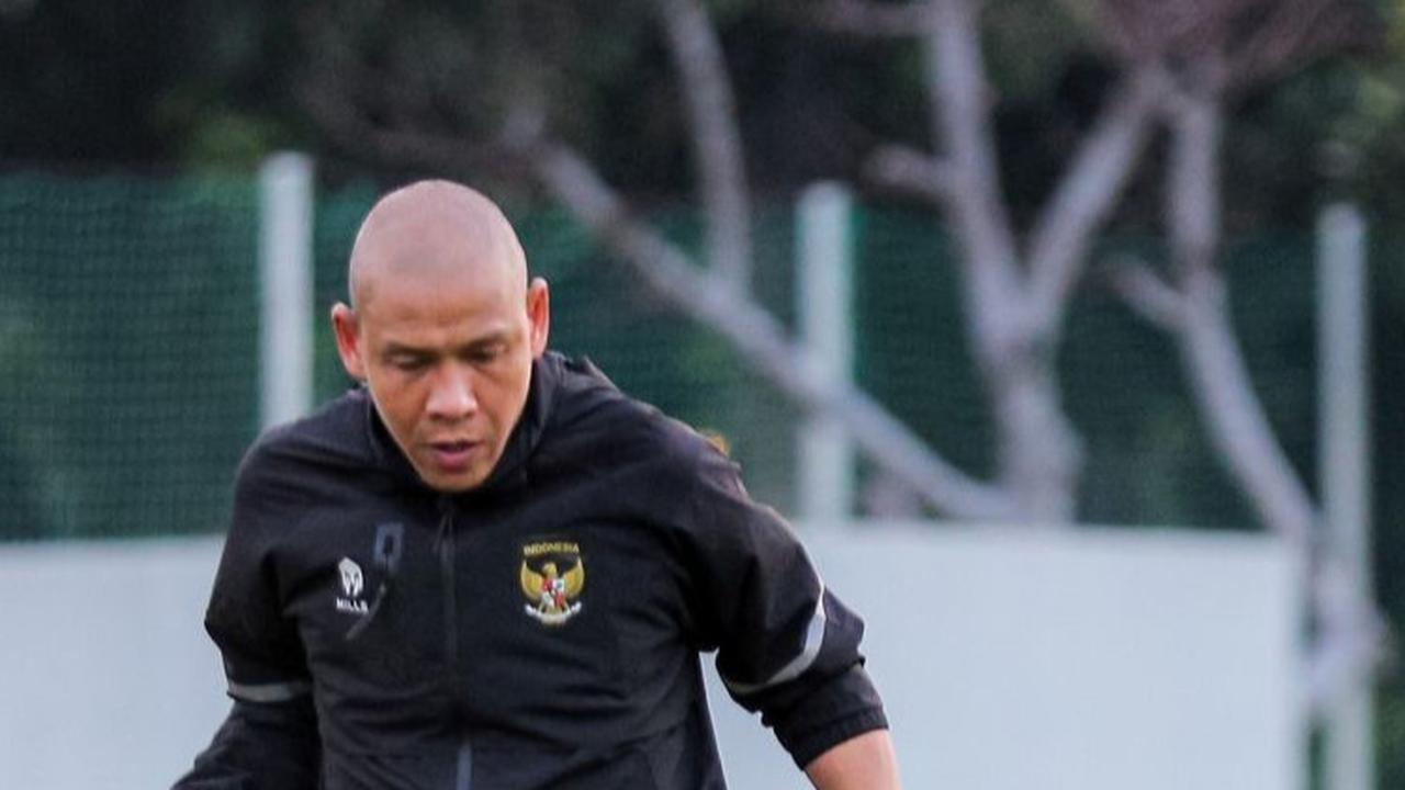 FOTO: Aksi Nova Arianto Pimpin Latihan Perdana Timnas Indonesia U-16 di Lapangan B SUGBK