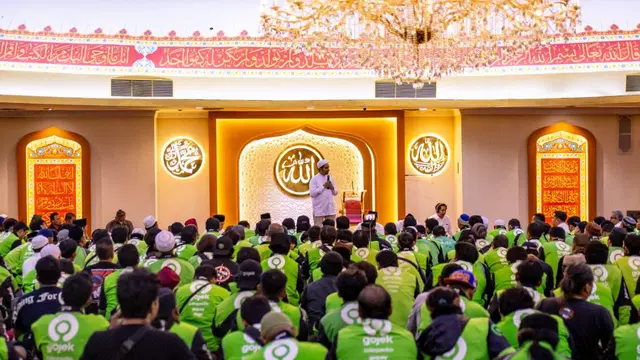 Ribuan pengemudi ojek online (ojol) dari Gojek melakukan doa bersama untuk mengenang almarhum Affan Kurniawan di Masjid ALatief, Jakarta, Senin (1/9) malam (Istimewa)