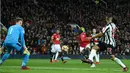 Striker Manchester United, Romelu Lukaku berhasil mencetak gol ke gawang Newcastle United pada laga lanjutan Premier League pekan ke-12 di Old Trafford, Minggu (19/11). MU menang telak 4-1 atas Newcastle. (Oli SCARFF / AFP)