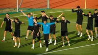 Para pemain timnas Kroasia melakukan pemanasan selama mengikuti sesi pelatihan tim di Moskow, Rusia, (13/7). Kroasia akan bertanding melawan timnas Prancis pada Final Piala Dunia 2018. (AFP Photo/Odd Andersen)