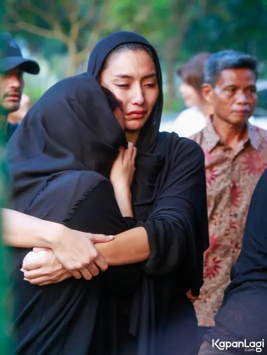 Setelah adzan dikumandangkan oleh salah satu saudaranya, jenazah sang bunda perlahan tertutup tanah. Mantan istri Raden Muhamad Soedjono aitu tak kuasa menahan rasa sedihnya. [Foto: Muhammad Akrom Sukarya/KapanLagi.com]
