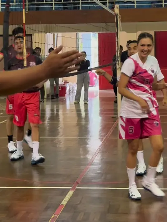 Ia menata rambut dengan gaya ponytail yang menampilkan belahan rambut di bagian tengah. [@dagnesia]