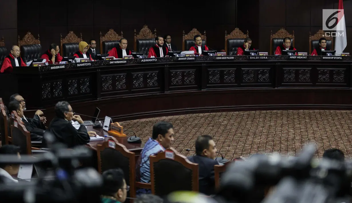 Suasana saat Ketua Kuasa Hukum KPU untuk Pilpres, Ali Nurdin memberikan keterangan dalam sidang sengketa Pilpres 2019 di Gedung MK, Jakarta, Selasa (18/6/2019). Sidang tersebut beragendakan mendengarkan jawaban dari termohon. (Liputan6.com/Faizal Fanani)