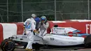 Pembalap tim Williams Formula Satu, Felipe Massa keluar dari kendaraannya usai menabrak pembatas lintasan di Sirkuit Gilles Villeneuve, Montreal, (8/6/2014). (REUTERS/Mathieu Belanger)