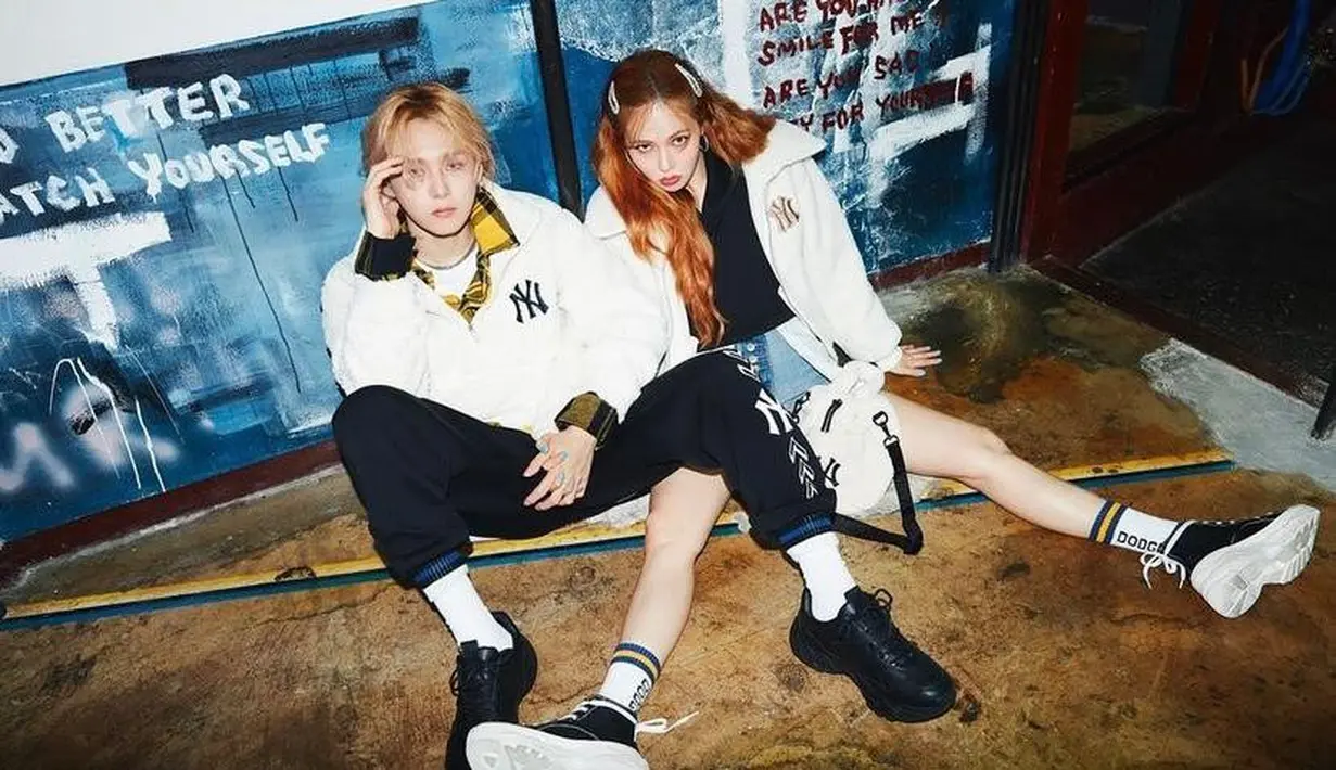 Kali ini,  HyunA dan DAWN kompak kenakan jaket warna putih. DAWN memadukan jaket putihnya dengan celana panjang warna hitam, sementara Hyuna memilih short pants jeans. (Instagram/hyunah_aa).