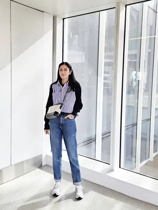 Dian Sastrowardoyo juga terlihat begitu seru saat bergaya dengan outfit kasual. Kemeja dan denim juga akan sempurna menjadi pilihan outfit pe