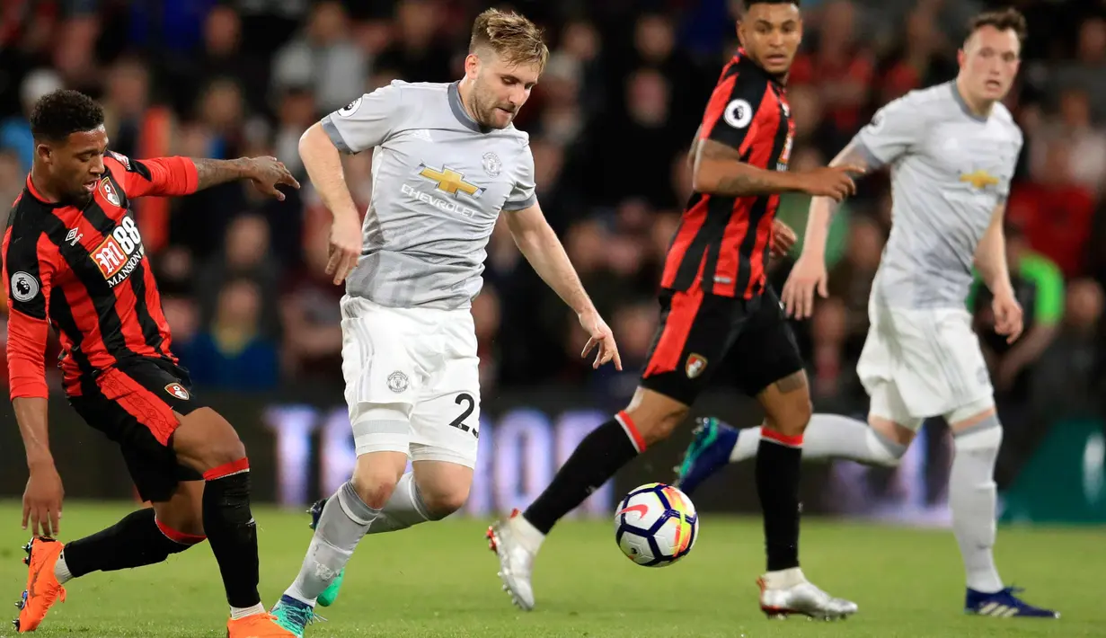Bek Manchester United, Luke Shaw membawa bola (kedua kiri) dari kejaran pemain Bournemouth, Jordon Ibe pada pertandingan Liga Inggris di Stadion Vitality, (18/4). MU menang 2-0 atas Bournemouth. (AP Photo/Adam Davy)