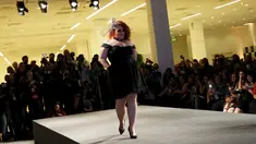 Seorang model berjalan di atas catwalk Fashion Weekend Plus Size 2015 di Sao Paulo, Brasil (25/7/2015). Model kini tak lagi didominasi oleh wanita bertubuh langsing. (Reuters/Nacho Doce)
