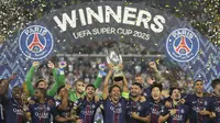 Para pemian PSG merayakan juara UEFA Super Cup 2025 setelah mengalahkan Tottenham Hotspur dalam laga final yang berlangsung di Bluenergy Stadium, Udinese, Italia, Rabu (13/08/2025) waktu setempat. (AP Photo/Antonio Calanni)
