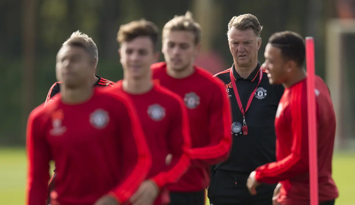 Louis van Gaal saat mengawasi latihan para pemain muda Manchester Unied di pusat latihan Carrington, Manchester, (29/9/2015).  (AFP/Oli Scarff)