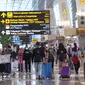 Calon penumpang berada di Terminal 3 Bandara Internasional Soekarno Hatta, Banten, Selasa (1/3/2022). Mulai hari ini pemerintah memberlakukan aturan karantina selama tiga hari bagi Pelaku Perjalanan Luar Negeri (PPLN) yang sudah memperoleh vaksinasi lengkap dan booster. (Liputan6.com/Angga Yuniar)