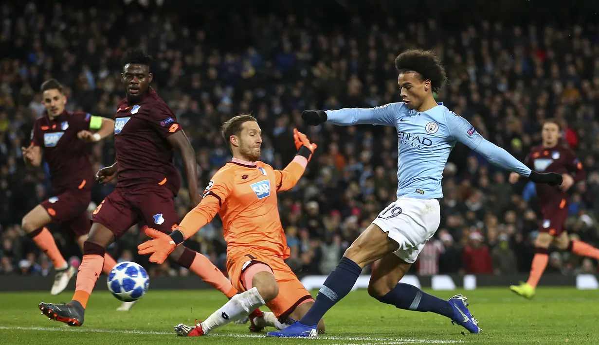 Gelandang Manchester City, Leroy Sane, mencetak gol ke gawang Hoffenheim pada laga Liga Champions di Stadion Etihad, Rabu (12/12). Manchester City menang 2-1 atas Hoffenheim. (AP/Dave Thompson)
