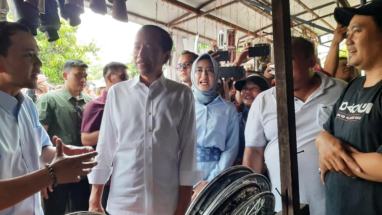 Potret Jokowi Bareng Paslon Respati-Astrid Sapa Warga di Pasar Notoharjo