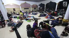 Sejumlah pemudik roda dua beristirahat di dalam masjid saat terjadi hujan di Jalan Pantura Cirebon, Jawa Barat, Jumat, Malam (30/6). Arus balik H+5 pada malam hari di jalur Pantura Cirebon di guyur hujan. (Liputan6.com/Helmi Afandi)