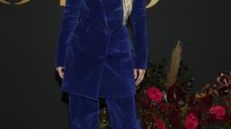 Model Gigi Hadid berpose saat menghadiri WWD Honors Awards yang diselenggarakan oleh Women's Wear Daily di Cipriani South Street  di New York, pada Selasa, 25 Oktober 2022. Gigi Hadid memilih pakaian yang stylish dengan setelan beludru biru kebesaran di atas kemeja kerah putih. (Photo by Andy Kropa/Invision/AP)