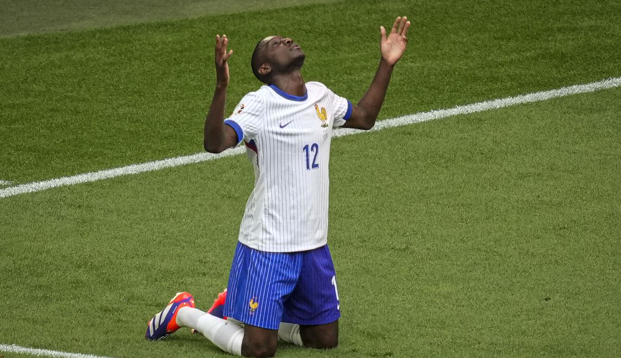 Selebrasi striker Timnas Prancis, Randal Kolo Muani merayakan gol bunuh diri bek Timnas Belgia, Jan Vertonghen pada laga babak 16 besar Euro 2024 di Merkur Spiel-Arena, Dusseldorf, Jerman, Senin (1/7/2024). (AP Photo/Andreea Alexandru)