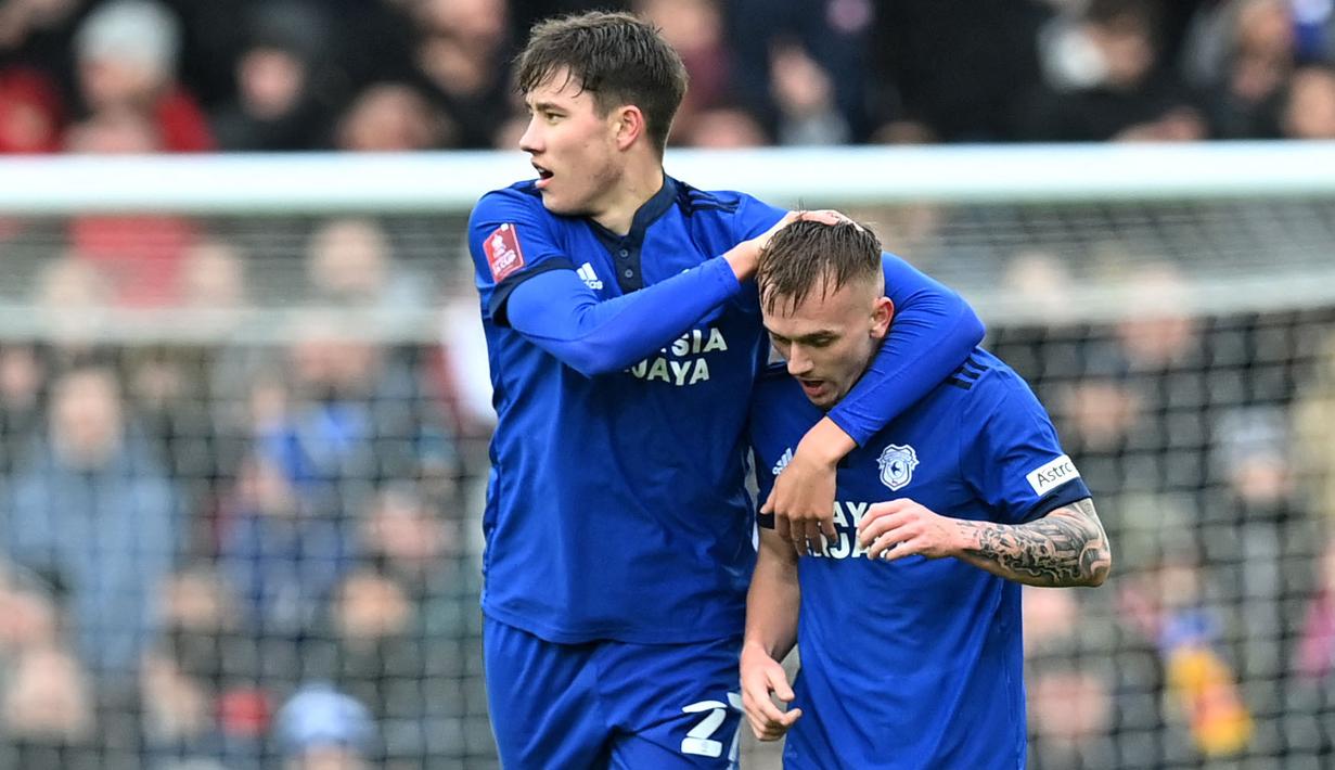 Sementara itu, Cardiff City yang tak mau mengibarkan bendera putih berhasil memperkecil kedudukan menjadi 1-3 lewat Rubin Colwill (kiri) pada menit ke-80. (AFP/Paul Ellis)