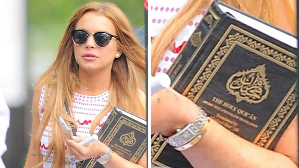 Lindsay Lohan tertangkap kamera membawa Alquran di jalanan kota New York, Amerika Serikat (FoxNews)