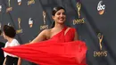Aktris Bollywood Priyanka Chopra mengibaskan gaunnya ketika berpose di karpet merah Emmy Awards 2016 di Microsoft Theater, Los Angeles, Minggu (18/9). Priyanka mencuri perhatian dengan gaun merah merona yang menjuntai ke lantai. (AFP PHOTO/Robyn Beck)