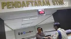 Petugas melayani warga saat mengurus pembayaran pajak kendaraan di Ditlantas Polda Metro Jaya, Jakarta, Senin (31/7). Menyambut Hari Kemerdekaan ke-72 RI, Samsat DKI Jakarta melakukan pemutihan denda pajak. (Liputan6.com/Immanuel Antonius)