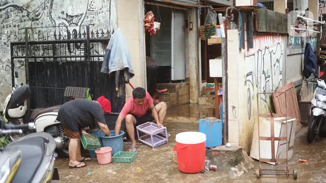 Warga Cipinang Muara Kerja Keras Bersihkan Perabotan