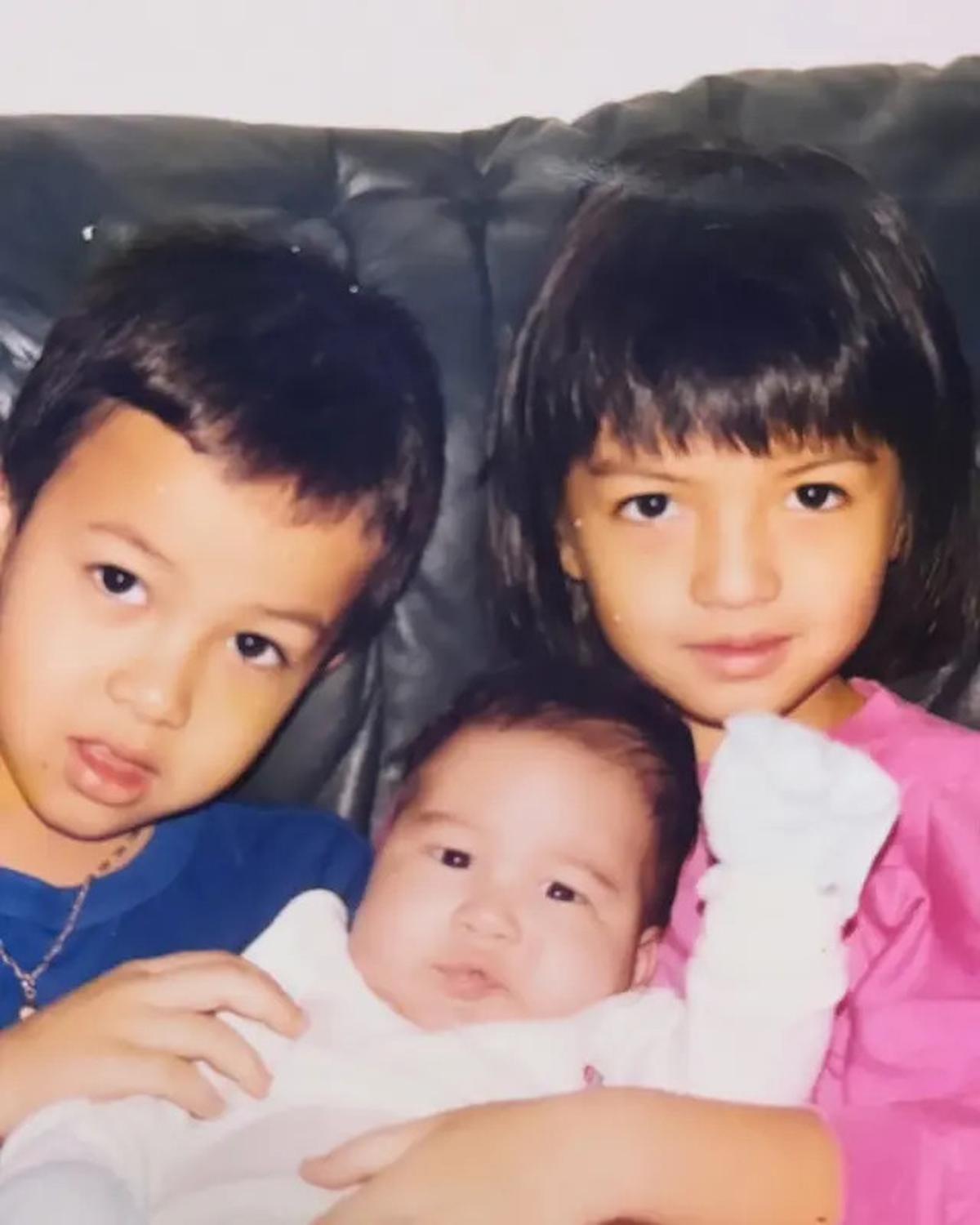 7 Potret Lawas Raline Shah Bareng Dua Adik Saat Kecil, Peringati Hari Saudara