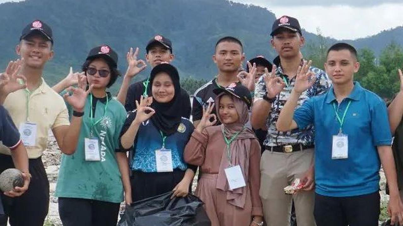 <b>Angkat Tema Melawan Plastik</b>