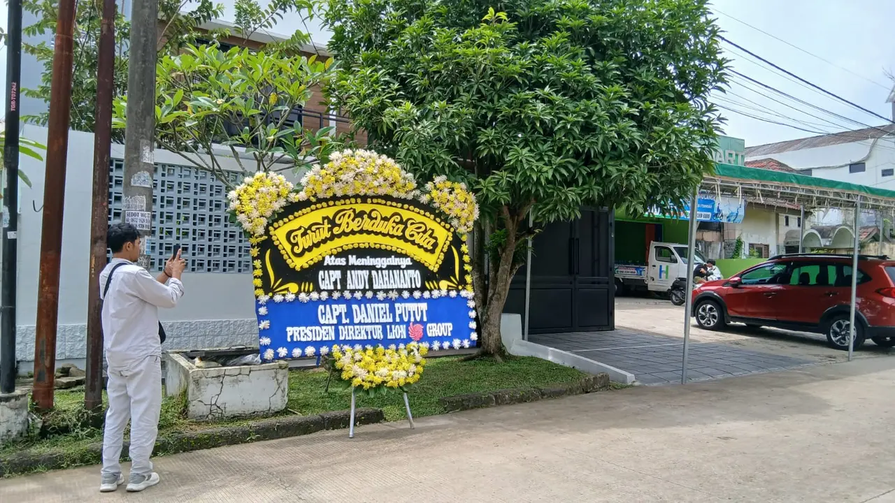 Rumah duka Kapten Andy Dahananto, pilot pesawat ATR yang jatuh di Sulsel. (Liputan6.com/Pramita Tristiawati)