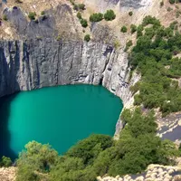 Tak ada batasan, deretan lubang-lubang terdalam di bumi ini jadi deretan destinasi yang bisa dikunjungi.