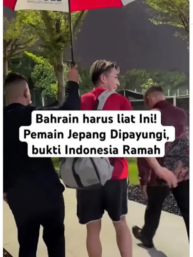 Pemain Jepang Dipayungi Sekuriti Saat Hujan, Warganet Singgung Bahrain yang Ragukan Keamanan Bertanding di Indonesia.