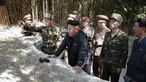 Pemimpin Korea Utara, Kim Jong Un (ketiga dari kiri) memeriksa pos polisi sipil yang berada di bawah KPA Satuan 171, (15/7/2014). (REUTERS/KCNA)