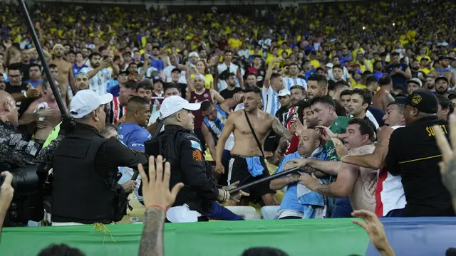 Foto: Kerusuhan Pecah saat Laga Brasil Vs Argentina di Kualifikasi Piala Dunia 2026, Lisandro Martinez dkk Sempat Ikut Melerai
