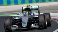 Pebalap Mercedes, Nico Rosberg, menjadi yang tercepat pada sesi latihan bebas kedua (FP2) F1 GP Hungaria di Sirkuit Hungaroring, Budapest, Jumat (22/7/2016). (Motorsport)