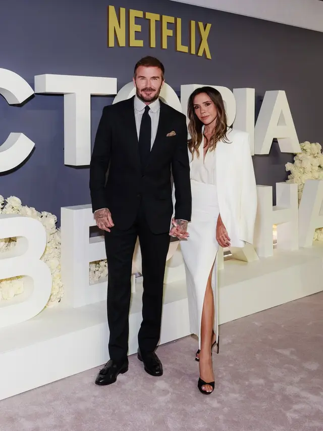 Gaya Kompak Keluarga Beckham di Premiere Serial Dokumenter Victoria Beckham dengan Outfit Modis Hitam Putih