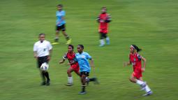 Pemain Timnas Indonesia U-20 berebut bola dengan pemain Tim Putri PW Saputra, Subang pada laga uji coba untuk persiapan Kalifikasi Piala Asia Wanita U-20 2023 yang berlangsung di Lapangan A, Kompleks Stadion Utama Gelora Bung Karno (SUGBK), Senayan, Jakarta, Kamis (02/03/2023). (Bola.com/Bagaskara Lazuardi)