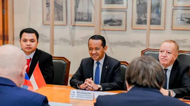 Menteri ESDM Bahlil Lahadalia bersama Menteri Energi Rusia Sergey Tsivilev membahas teknis untuk menjaga ketahanan energi nasional. (Foto: Istimewa).