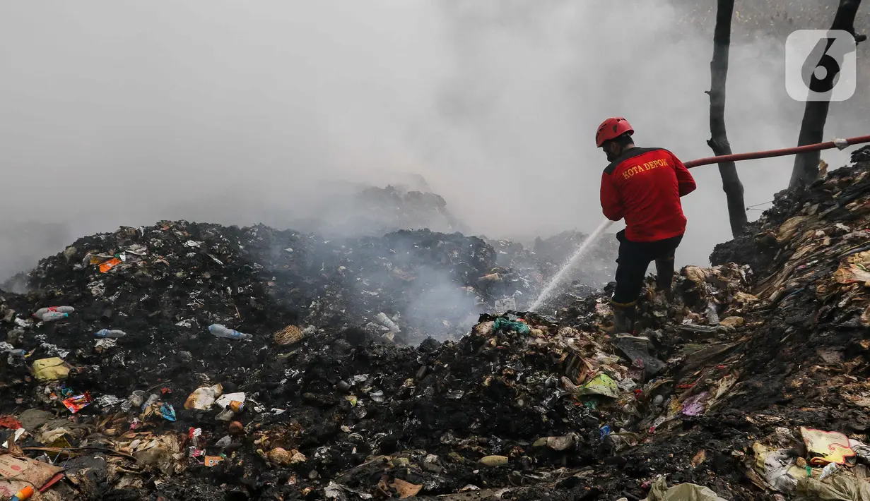 Baru pada pukul 05.30 WIB, api di TPS Limo berhasil dipadamkan. (Liputan6.com/Herman Zakharia)