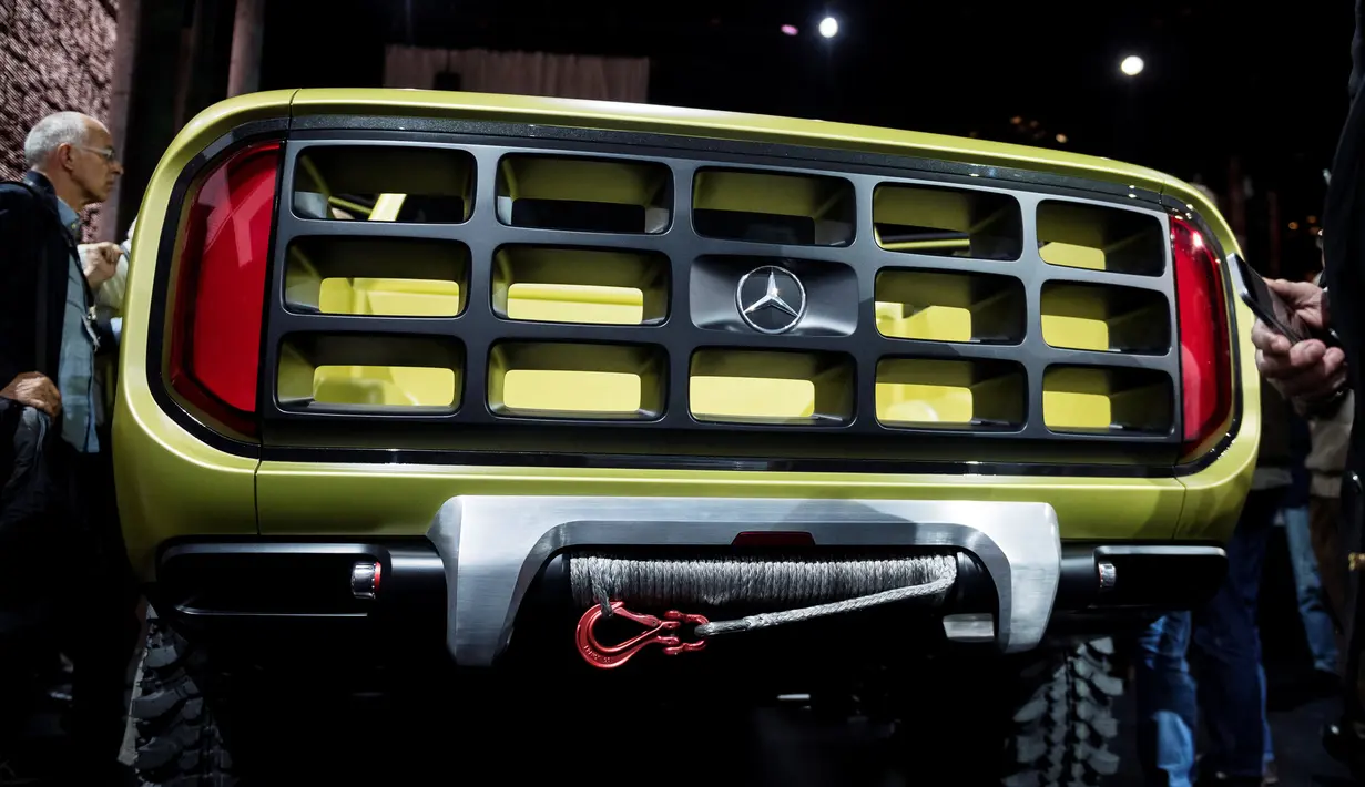 Bumper belakang Mercedes-Benz X-Concept yang terlihat gagah saat pameran di Galeri Artipelag, Stockholm, Swedia (25/10). Mobil ini menggunakan ban off road yang dipersiapkan untuk menjelajahi medan berat. (Reuters/ Vilhelm Stokstad)
