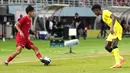 Pemain Timnas Indonesia U-19, Figo Dennis Saputrananto (kiri) berusaha melewati penjagaan pemain Malaysia U-19,  Mohamad Zamirul Hakim saat laga semifinal Piala AFF U-19 2024 di Stadion Gelora Bung Tomo, Surabaya, Sabtu (27/07/2024). (Dok. PSSI)