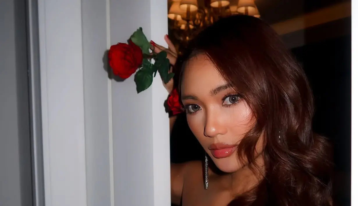 Dipulas highlight makeup oleh by Han Makeup, Marion Jola pancarkan pesona eksotisnya dengan maksimal. Lipstik glossy brown jadi penutup yang sempurna [@lalamarionmj]