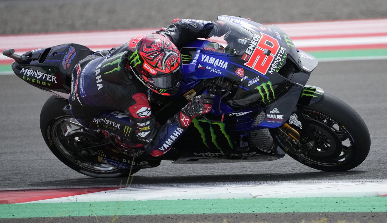 Saat balapan menyisakan lima lap, Fabio Quartararo berhasil merangsek masuk hingga posisi ketiga untuk menyalip posisi Johann Zarco. Bahkan Fabio Quartararo akhirnya mampu melewati Jack Miller di posisi kedua. (AP/Achmad Ibrahim)