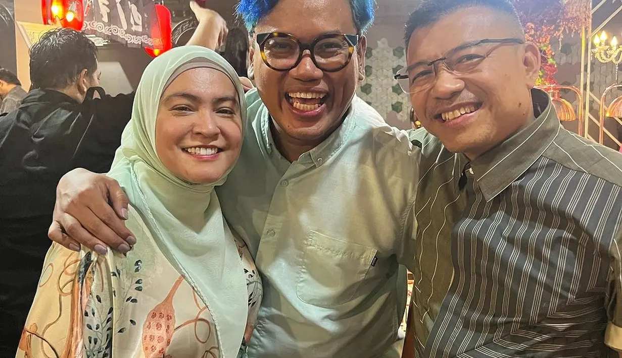 Uya Kuya hadir bersama sang istri, Astrid Kuya mengenakan outfit nuansa sky blue.  [@astridkuya/@maiaestiatyreal/@aurelie.hermansyah]