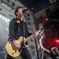 Personel grup band Green Day Tré Cool (kiri), Billie Joe Armstrong, dan Mike Dirnt tampil di Metro, Chicago, Amerika Serikat, 29 Juli 2022. (Photo by Amy Harris/Invision/AP)