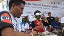 Seorang pilot  muda memakai kacamata headset FPV-nya sebelum menerbangkan drone balapnya selama acara FAI Drone Racing World Cup di Denpasar di pulau resor Indonesia di Bali (7/4). (AFP Photo/Sonny Tumbelaka)